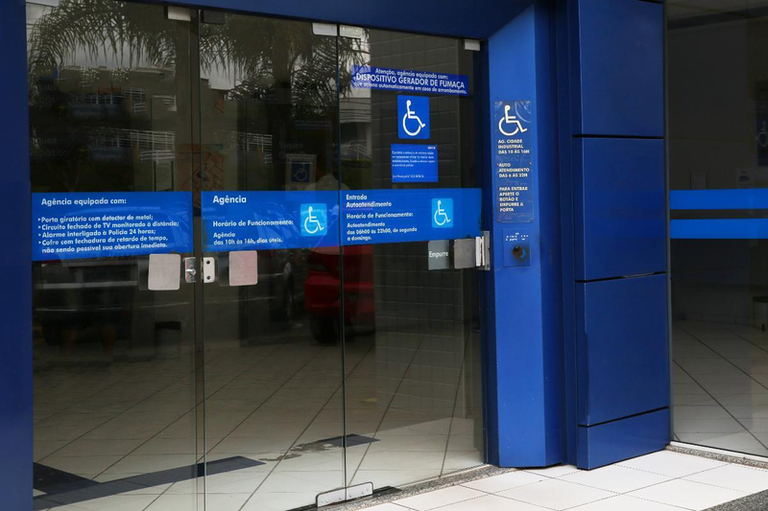 CMC pode anular proibição a celulares nos bancos de Curitiba