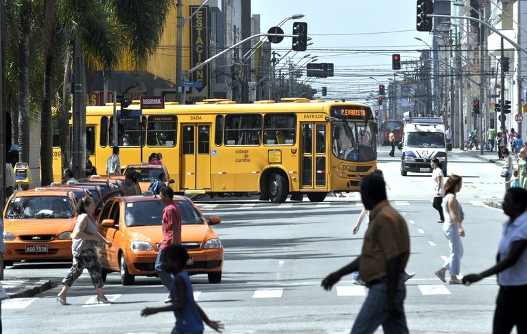 Projeto amplia e desburocratiza venda de publicidade nos ônibus de Curitiba