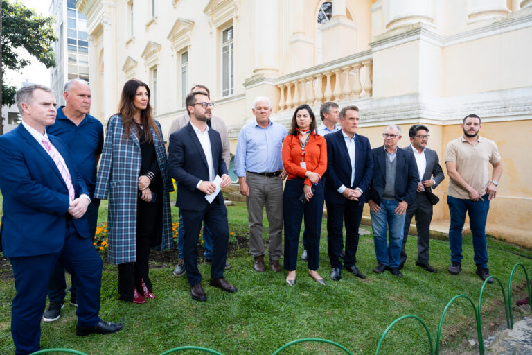Câmara de Curitiba recebe a 90ª unidade do programa Jardins de Mel